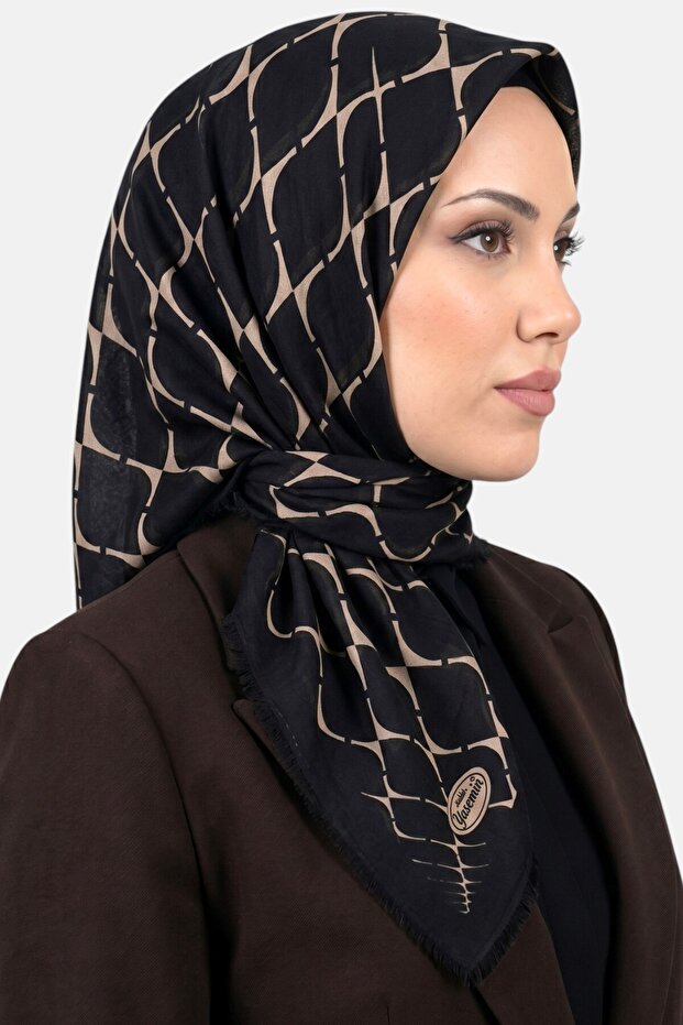وشاح نسائي من القماش المضلع باللونين الأسود والبيج بنمط هندسي