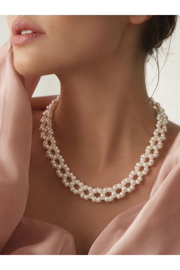 Floral motif pearl necklace
