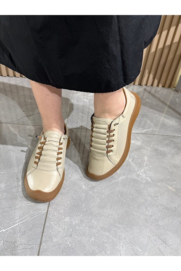 Classic laced shoe with stitching