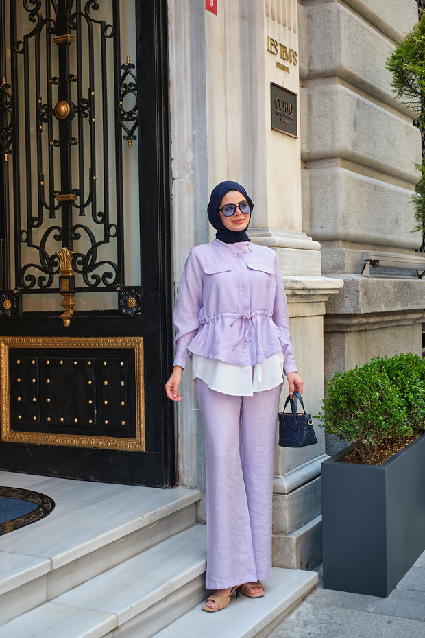 بدلة نسائية بجيبين وتفاصيل أنيقة وأزرار مخفية باللون الأرجواني الفاتح