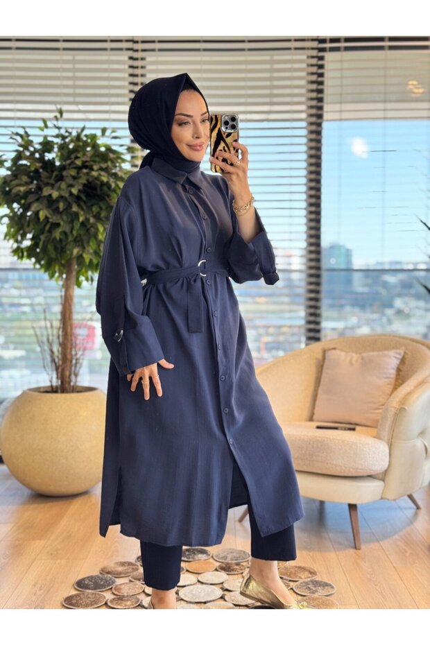 10753 تونيك طويل بأزرار أمامية وحزام على الأكتاف باللون الأزرق الداكن