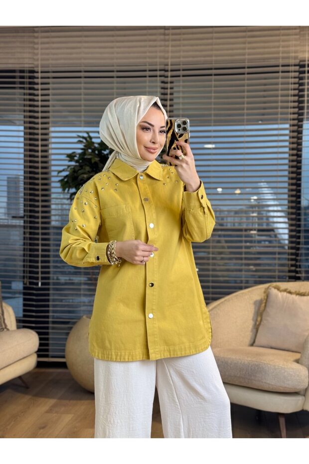 7486 سترة من الدنيم مزينة بنجمة على الكتف باللون الأصفر