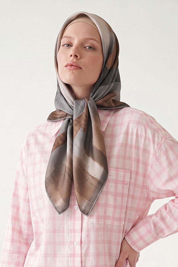 وشاح ملكي بنمط تجريدي باللون الرمادي