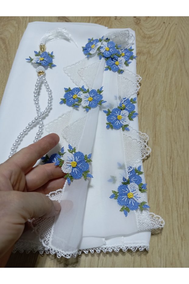 Needle-Embroidered White Color Prayer Mat with Prayer Beads