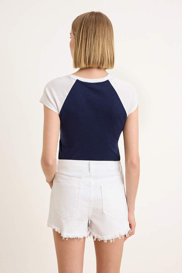 Beyaz Yırtık Detaylı Ekstra Mini Denim Şort TWOSS26SR00218 - 4