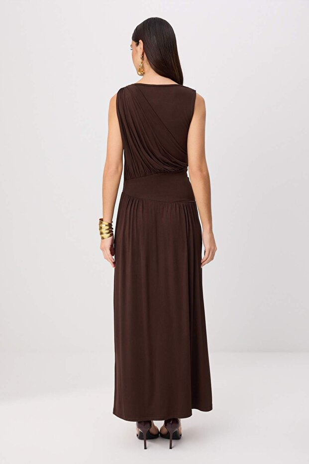 Kahverengi Büzgü Drape Detaylı Kolsuz Maxi Abiye & Mezuniyet Elbisesi TPRSS26AE00224 - 4