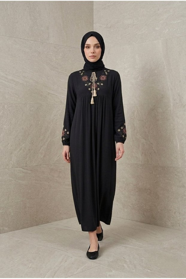 Çi̇ğdem Elbi̇se Black Viscose Fabric Women's Dress with Tassel and Embroidery Detail