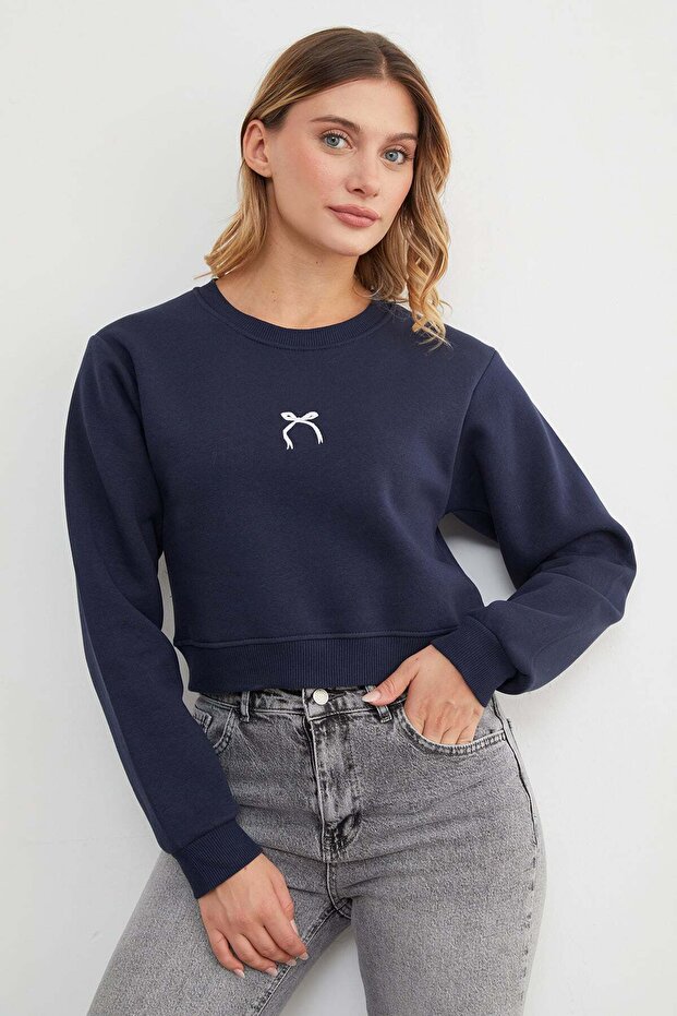 3 Thread Bow Embroidered Crop Sweatshirt