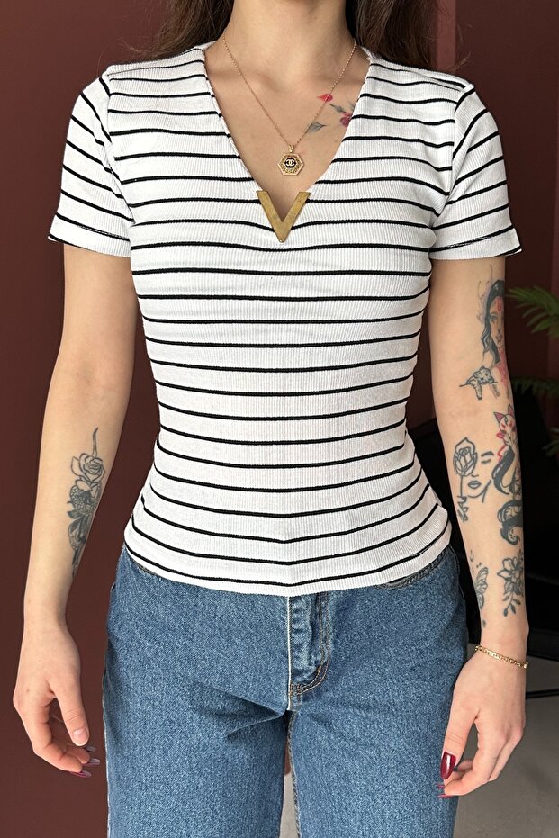 Women's White Black Metal V Accessory Ribbed Knitted Blouse