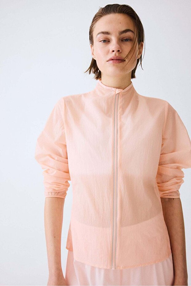 Lightweight running jacket with DryMove™