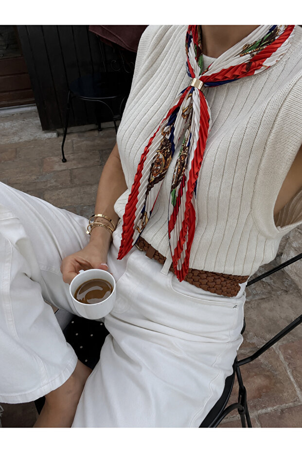 White 50*50 Pleated Scarf Model with Gold Buckle