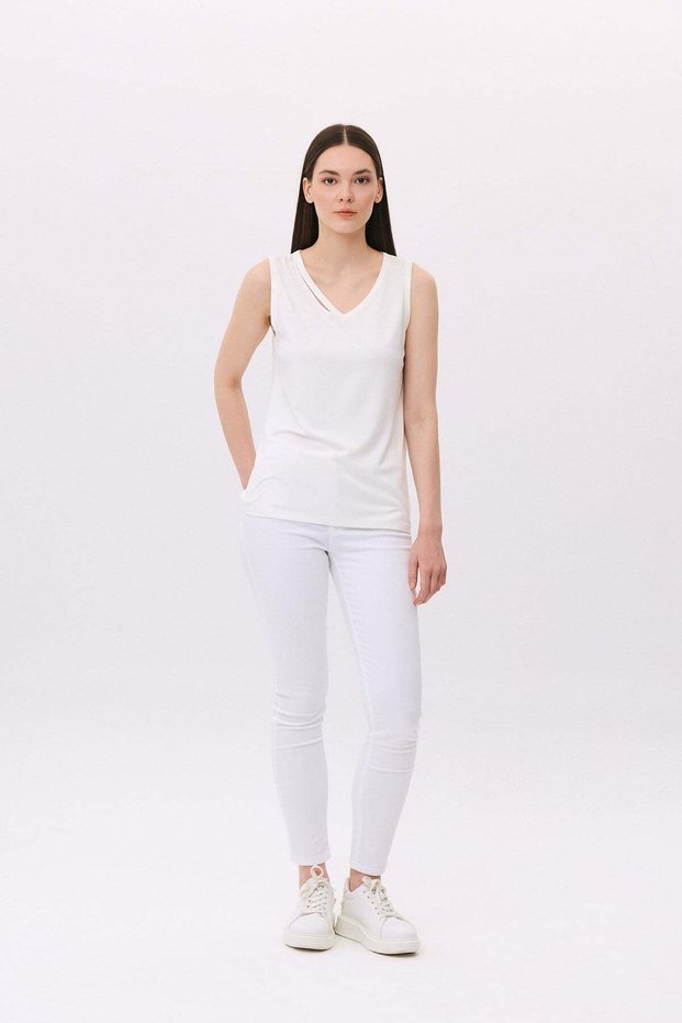 Basic v-neck windowed tank top