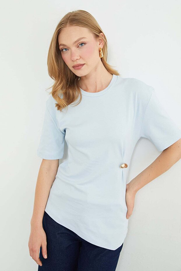 تي شيرت مزين بتفاصيل إكسسوارات