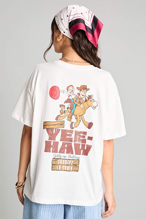 تيشيرت مرخص Toy Story بقصة Oversize وطبعة على الظهر وياقة دائرية مضلعة وأكمام قصيرة باللون الإكرو H6819AX26SM