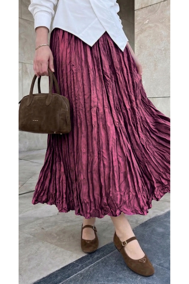 تنورة طويلة مطوية