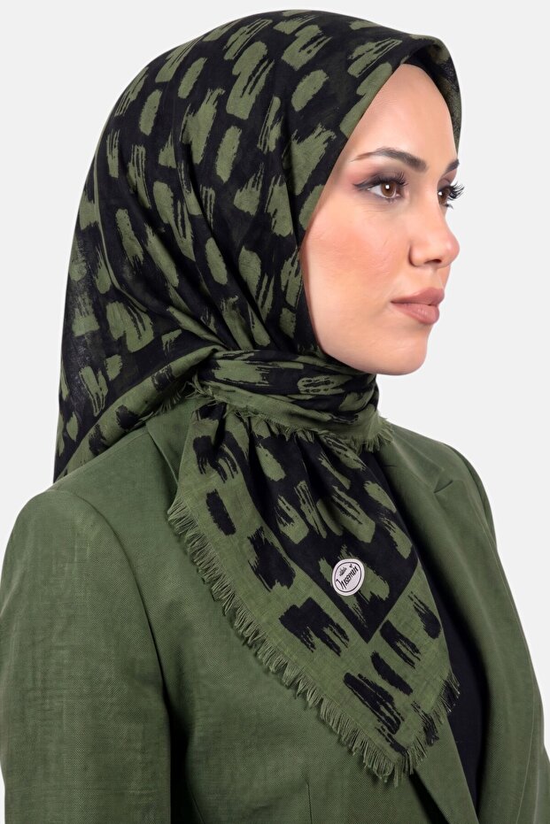 وشاح نسائي من قماش التيمبليه المزخرف باللونين الأسود والأخضر