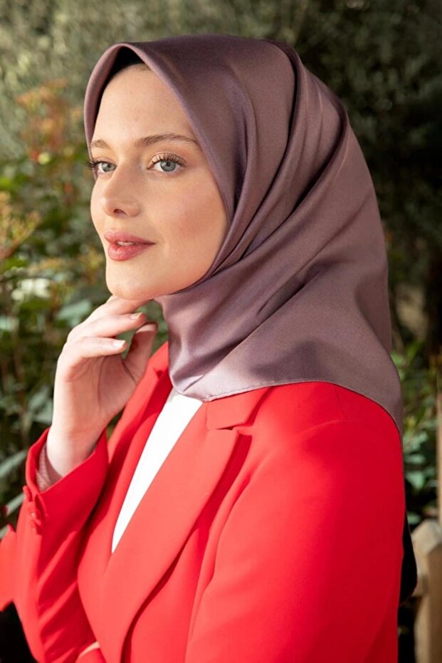وشاح حريري مزدوج الجوانب باللون الأزرق الداكن