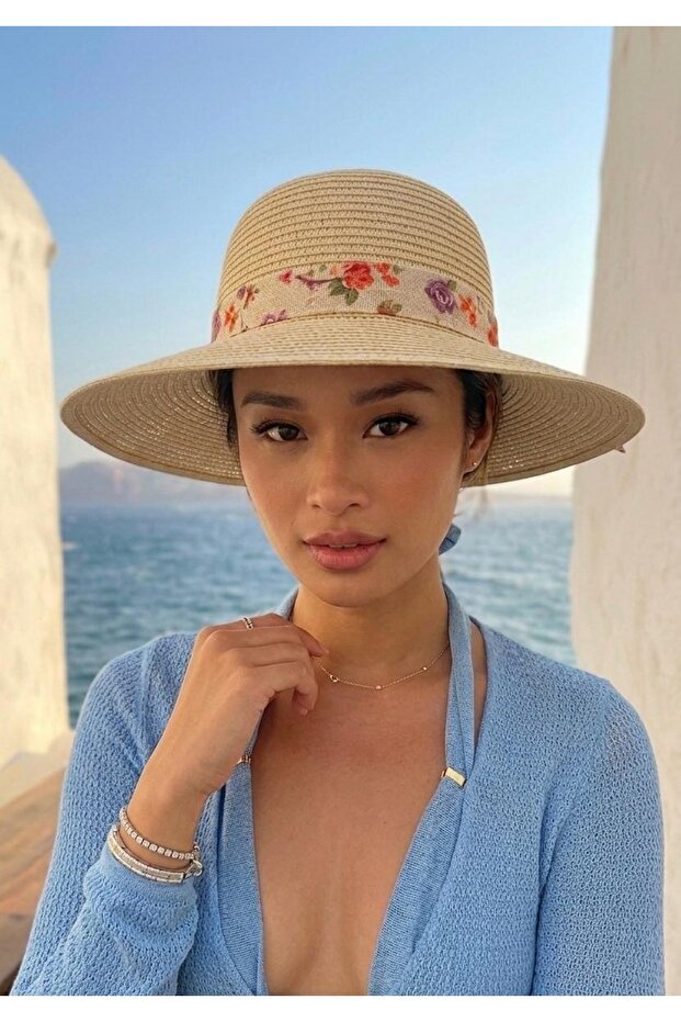 قبعة نسائية من القش مع وشاح عملي