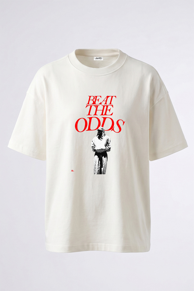 تي شيرت أبيض كبير الحجم مطبوع بتصميم Beat The Odds