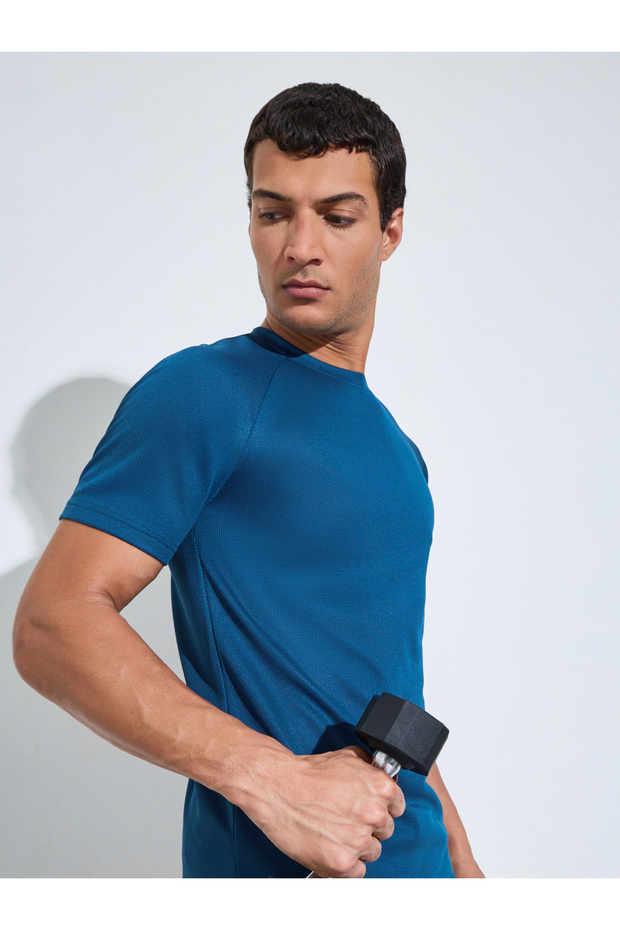 Men Blue Raglan Sleeve Muscle Fit T-Shirt