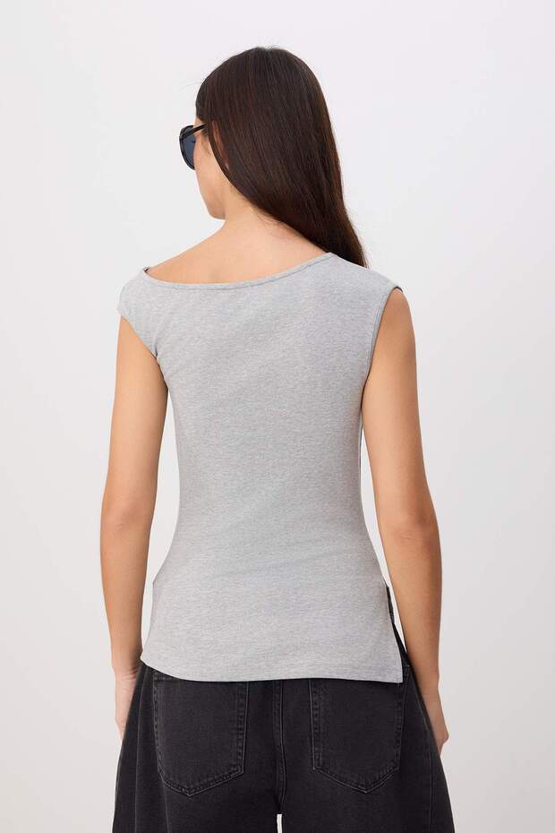 Gri Melanj Fitted/Vücuda Oturan Asimetrik Yaka Kolsuz Yumuşak Örme Bluz TWOSS26BZ00793 - 4