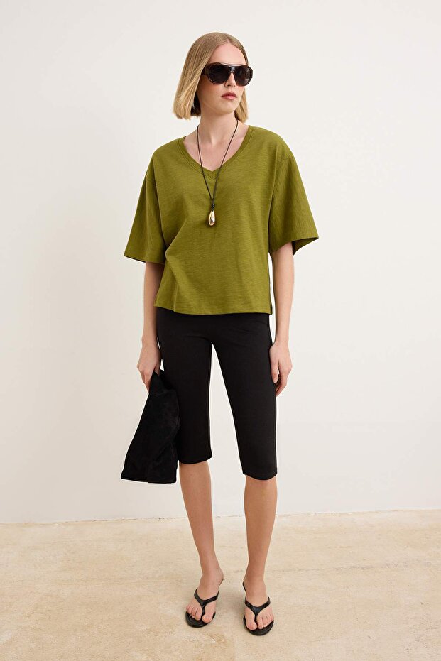 Trendyolmilla  Yeşil Oversize V Yaka Düşük Kol Triko Görünümlü Örme T-shirt TWOSS26TS00279 - Görsel 3