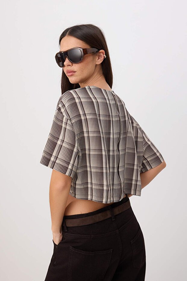 Kahverengi Bej Ekoseli Fermuarlı Crop Bluz TWOSS26BZ00861 - 2