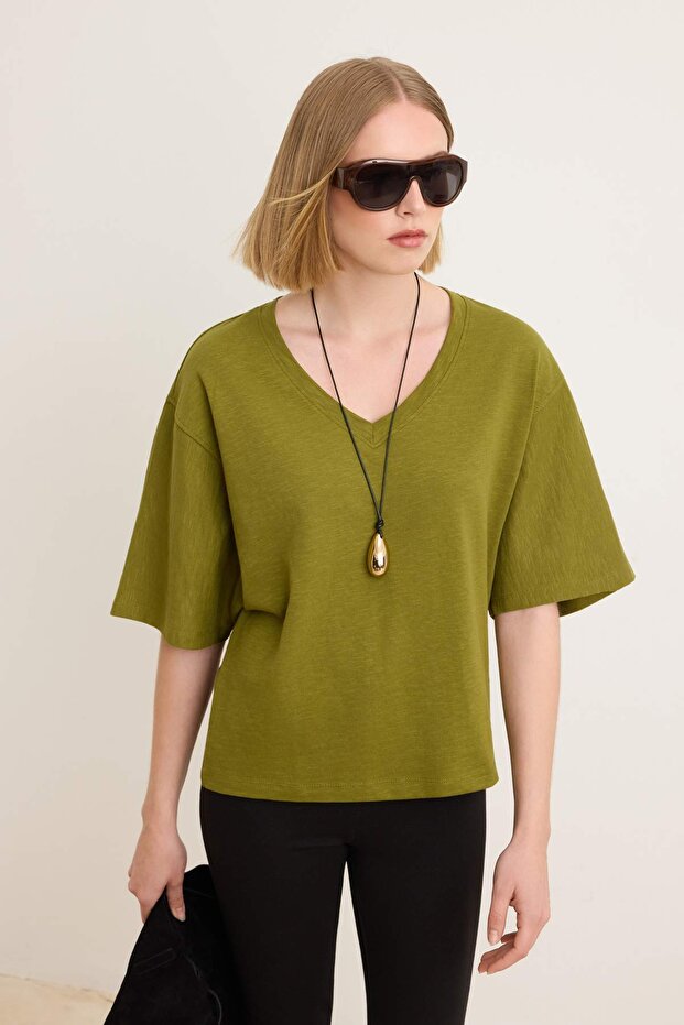 Trendyolmilla  Yeşil Oversize V Yaka Düşük Kol Triko Görünümlü Örme T-shirt TWOSS26TS00279 - Görsel 2