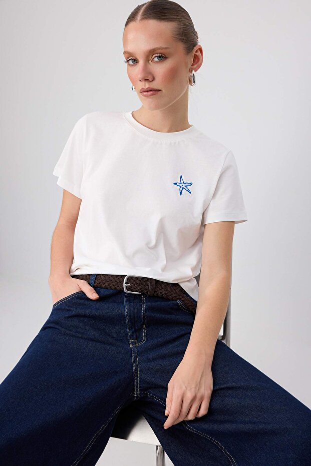 Ekru Nakışlı Regular Bisiklet Yaka Standart Kol Kısa %100 Pamuk Örme T-Shirt TWOSS26TS00124