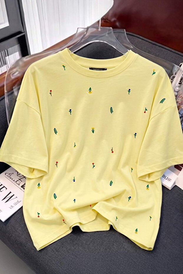 Sarı Nakışlı / İşlemeli Regular Bisiklet Yaka Nakışlı Tok %100 Pamuk Örme T-Shirt TWOSS26TS00001