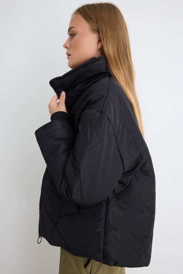 Siyah Oversize Kalıp Su İtici Şişme Kapitone Mont TWOAW24MO00146 - 2