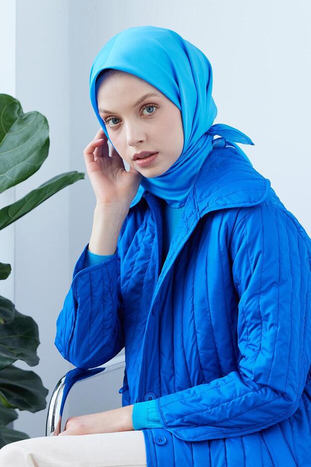 وشاح بلونين باللون الأزرق الداكن واللؤلؤي