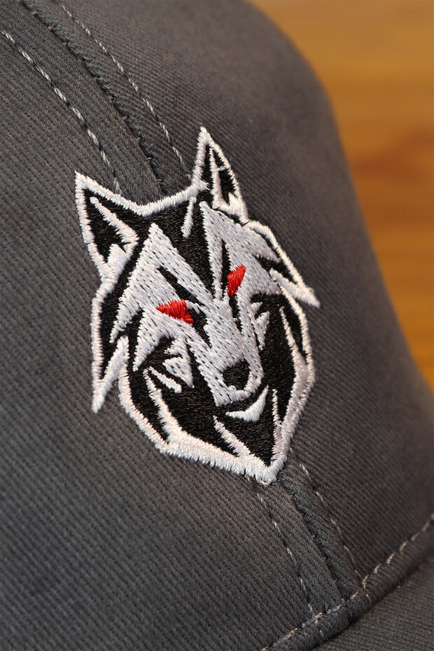 Minimal Wolf Embroidered Hat - 2
