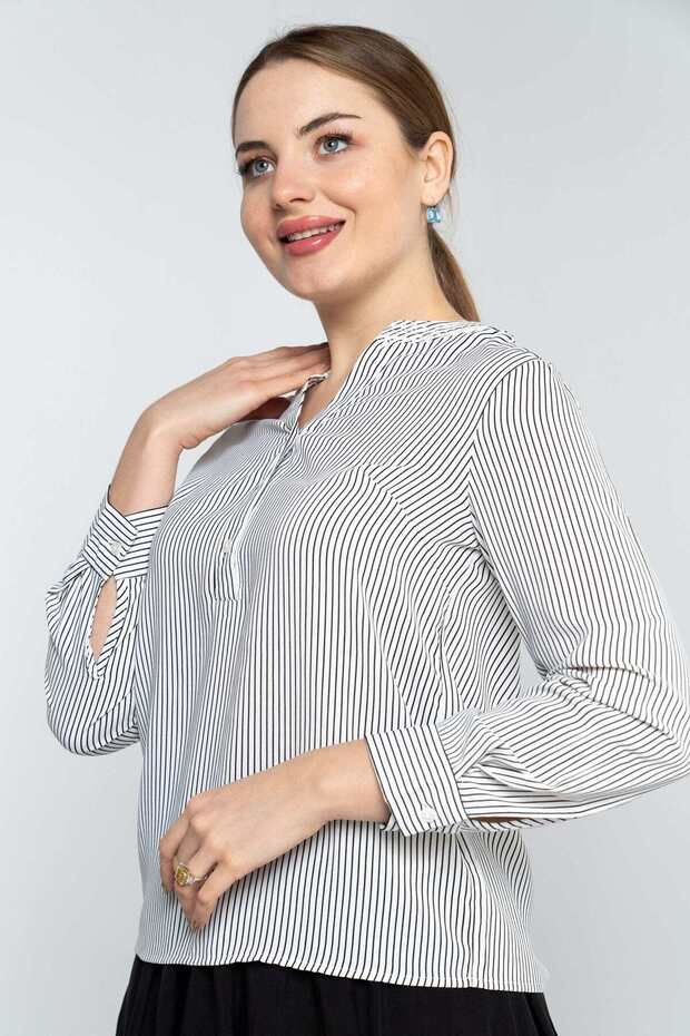 بلوزة نسائية مخططة بأكمام طويلة
