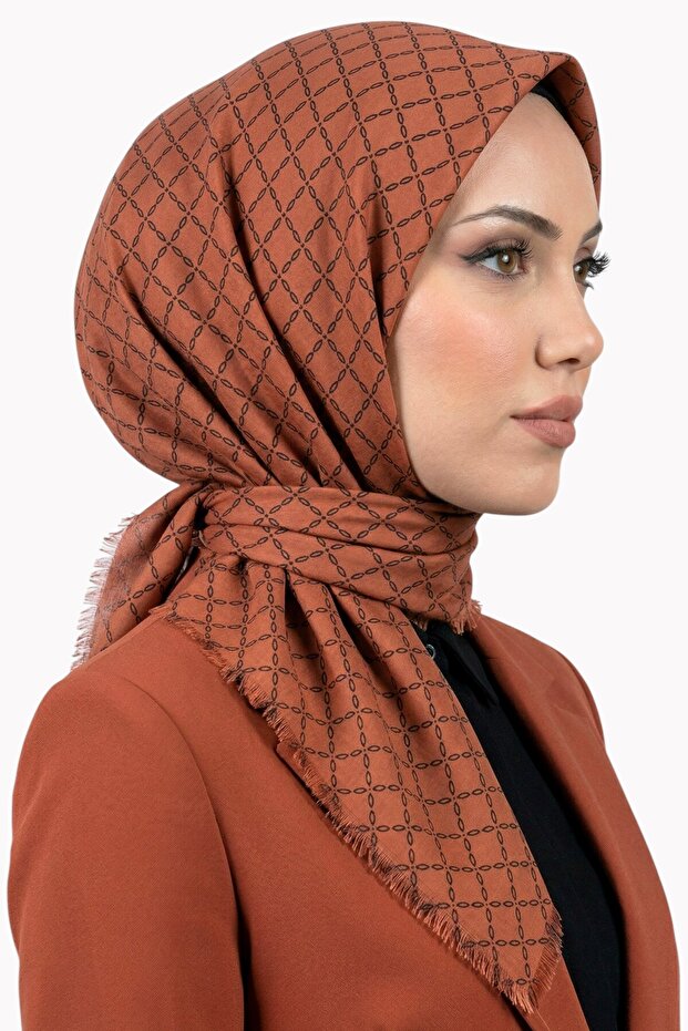 وشاح نسائي برتقالي بنمط هندسي