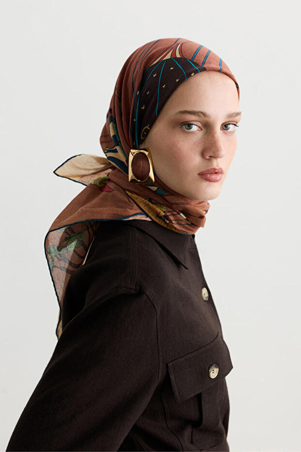 وشاح منقوش بقشرة البصل من زيفير