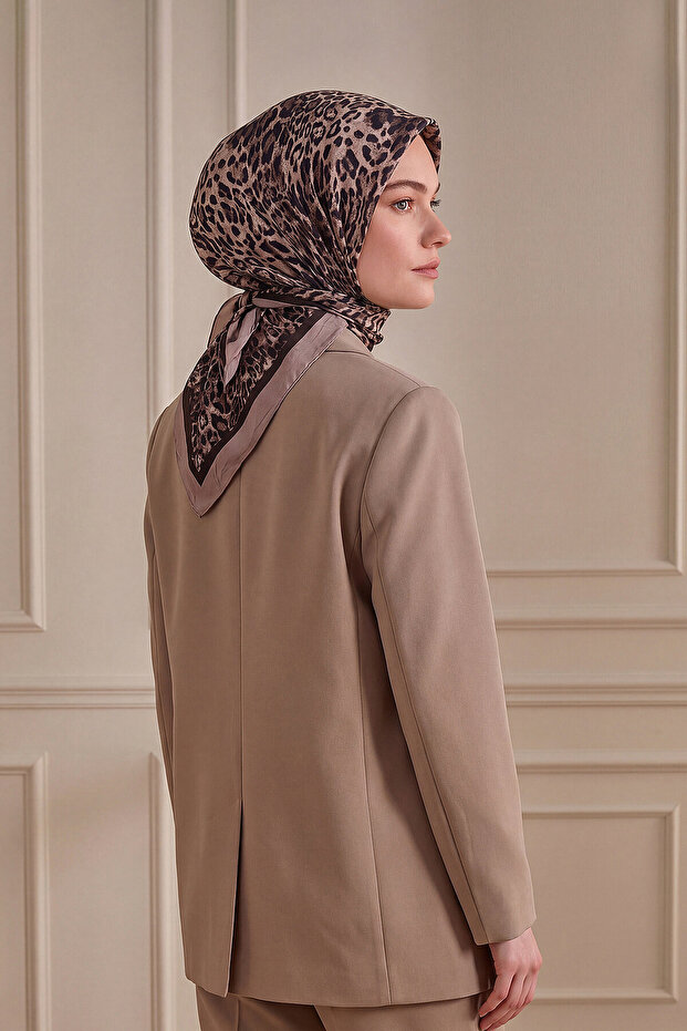 وشاح كراش بنمط الفهد باللون البني الحار