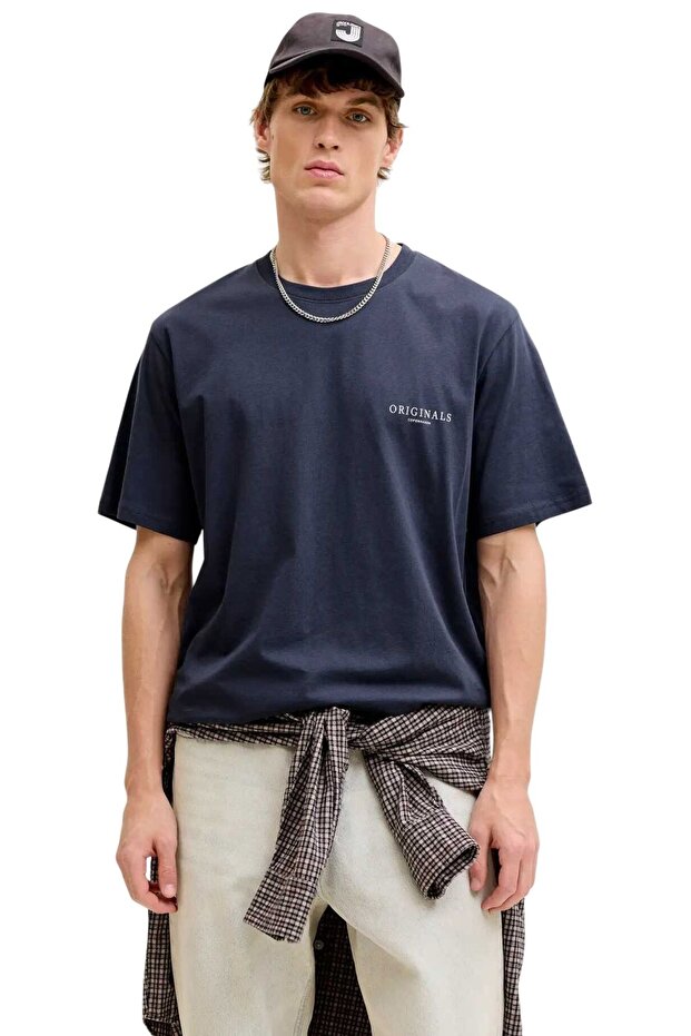 تي شيرت رجالي من Odyssey Gray طراز JORMONTAUK AOP BACK TEE SS CREW NECK SN رمز الموديل: 12292148Odyssey Gr