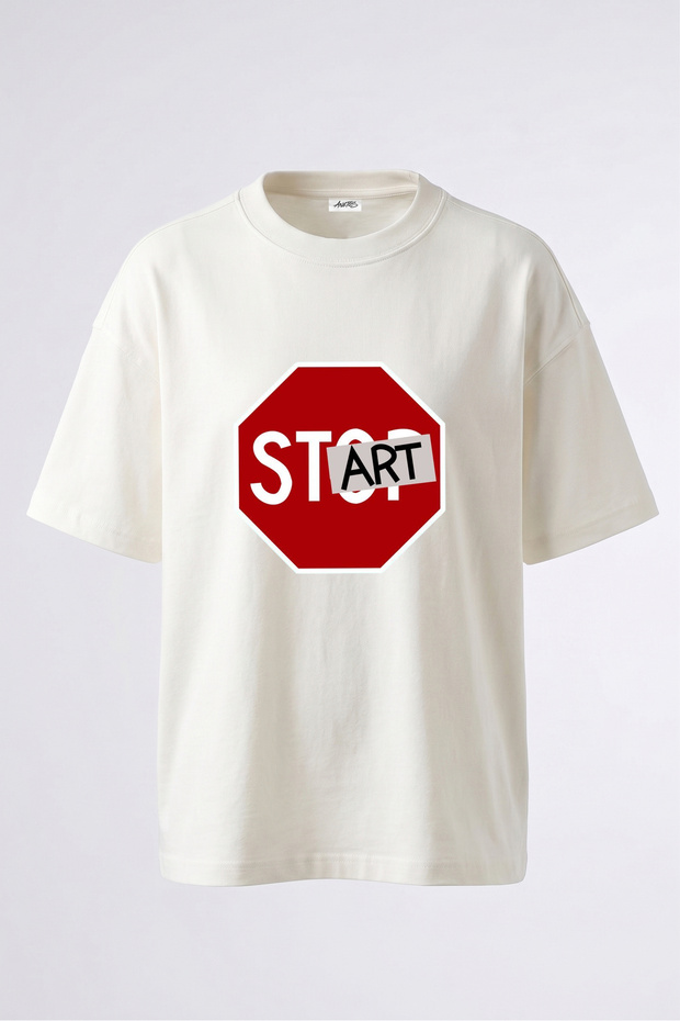 تي شيرت أبيض كبير الحجم من القطن مطبوع عليه تصميم Stop Sign Art Design على الظهر