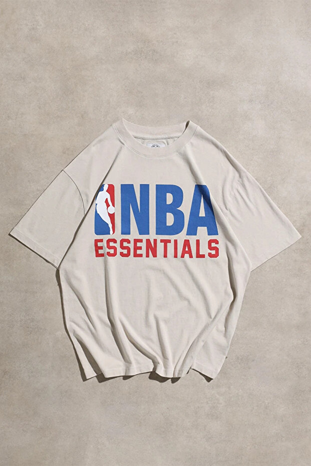 تيشيرت NBA Essentials باللون البيج بأكمام قصيرة ومقاس كبير