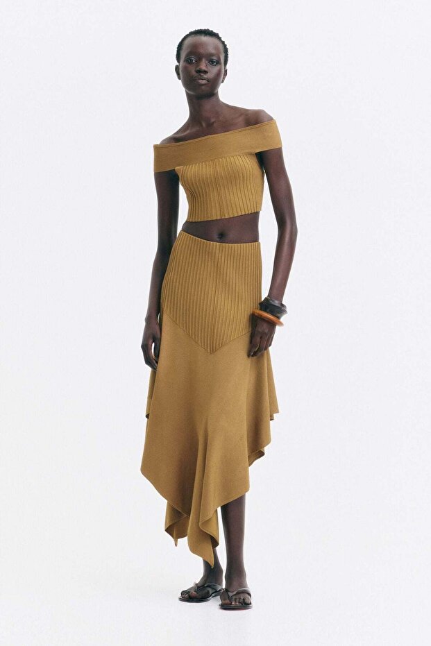 Knitted asymmetric skirt