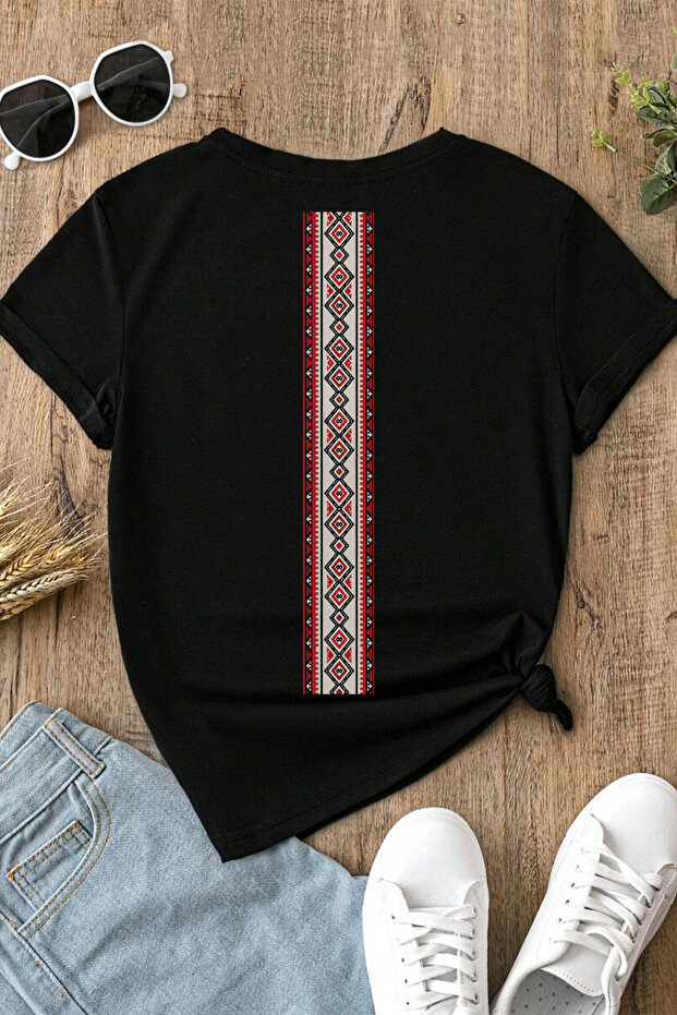 تي شيرت أسود كبير الحجم بنسبة 100% من القطن بتصميم مخطط بوهيمي