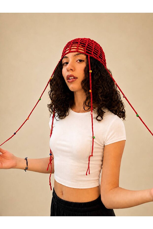 قبعة شبكية ملونة مزينة بالخرز