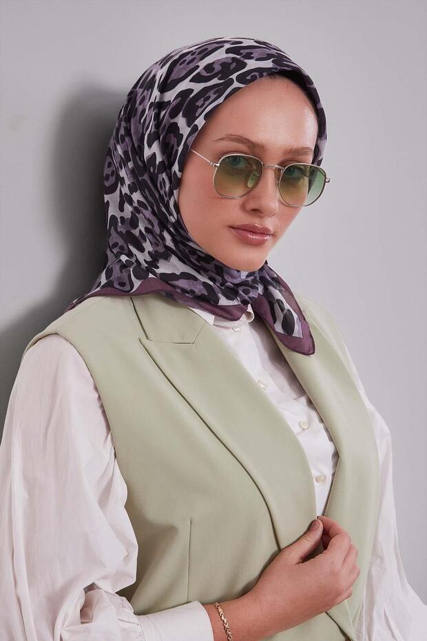 وشاح من الحرير والقطن بنمط الفهد باللون الأرجواني