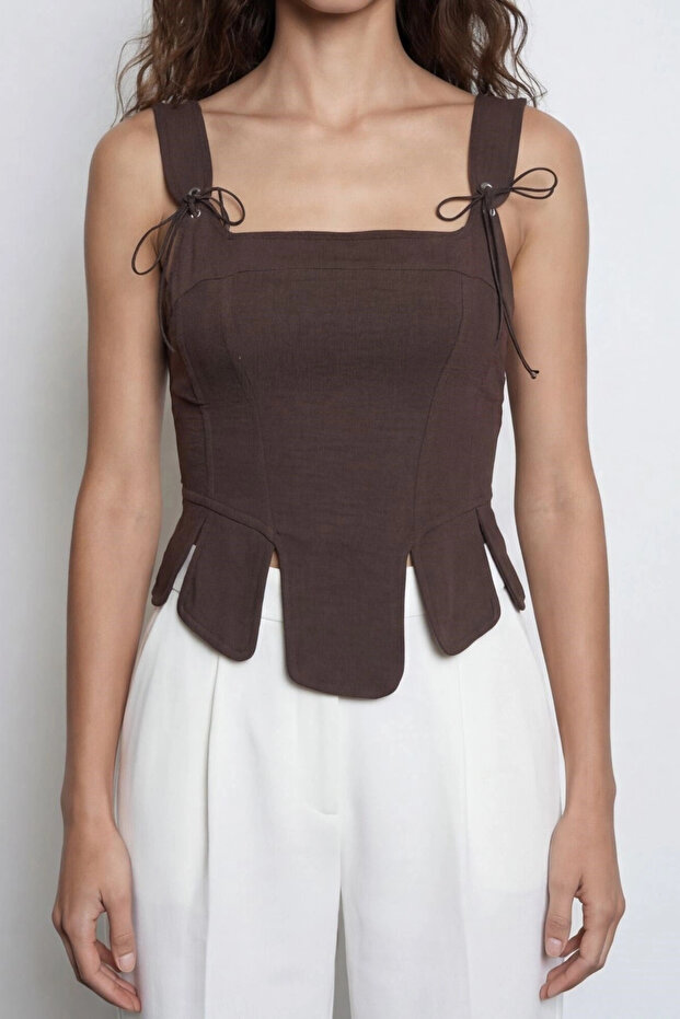 بلوزة كورس بتفاصيل حزام - بني