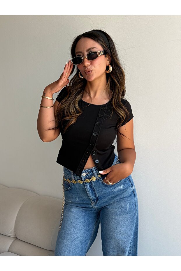 DÜĞMELİ CROP BLUZ