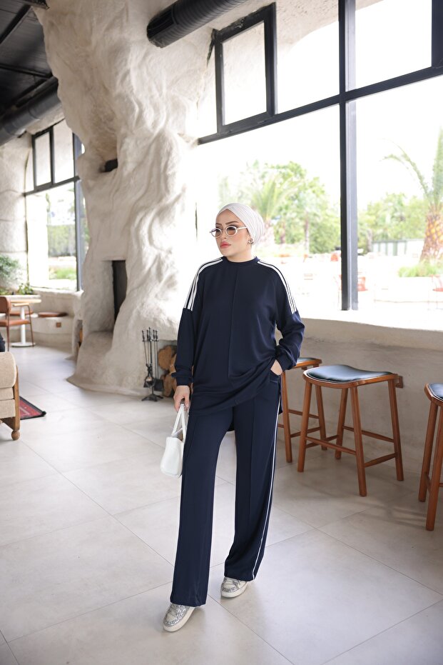Women's Oversized Two-Piece Tracksuit Set with Stripe Detail - Hijab-Friendly Comfortable Two-Piece Set