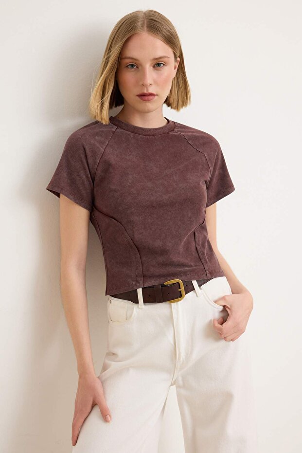 Trendyolmilla  Kahverengi Düz Fitted Yıkamalı Reglan Kol Kısa Pamuklu Esnek Örme T-Shirt TWOSS26TS00246 - Görsel 2