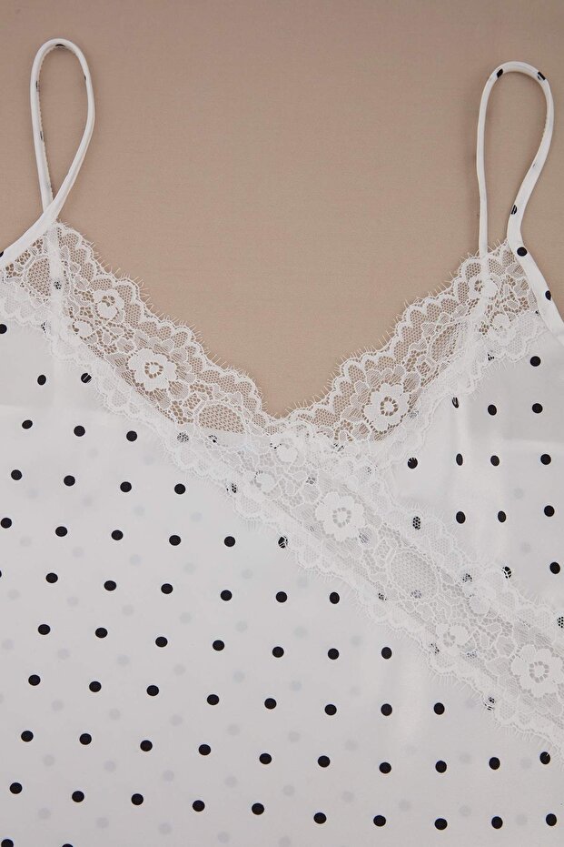 Beyaz Puantiyeli Dantel Detaylı Saten Dokuma Pijama Takımı THMSS26PT00231 - 5