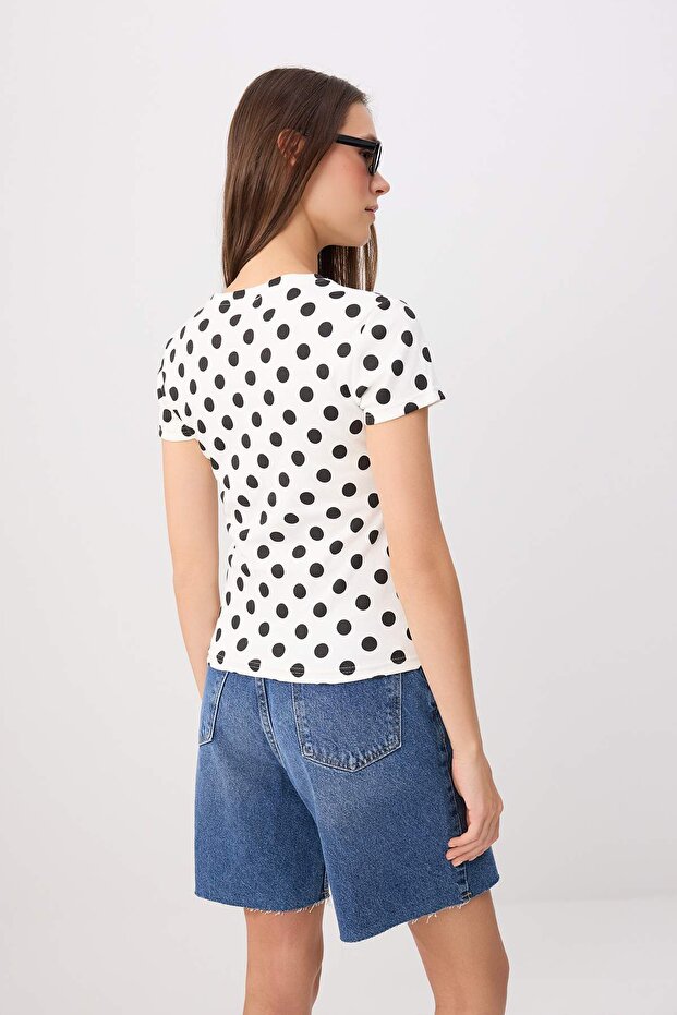 Ekru Puantiyeli Fitted/Vücuda Oturan Kısa Kol Esnek Örme T-Shirt TWOSS26TS00338 - 4